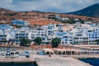 希腊沿海小镇景色迷人，港口矗立着标志性的白蓝色建筑