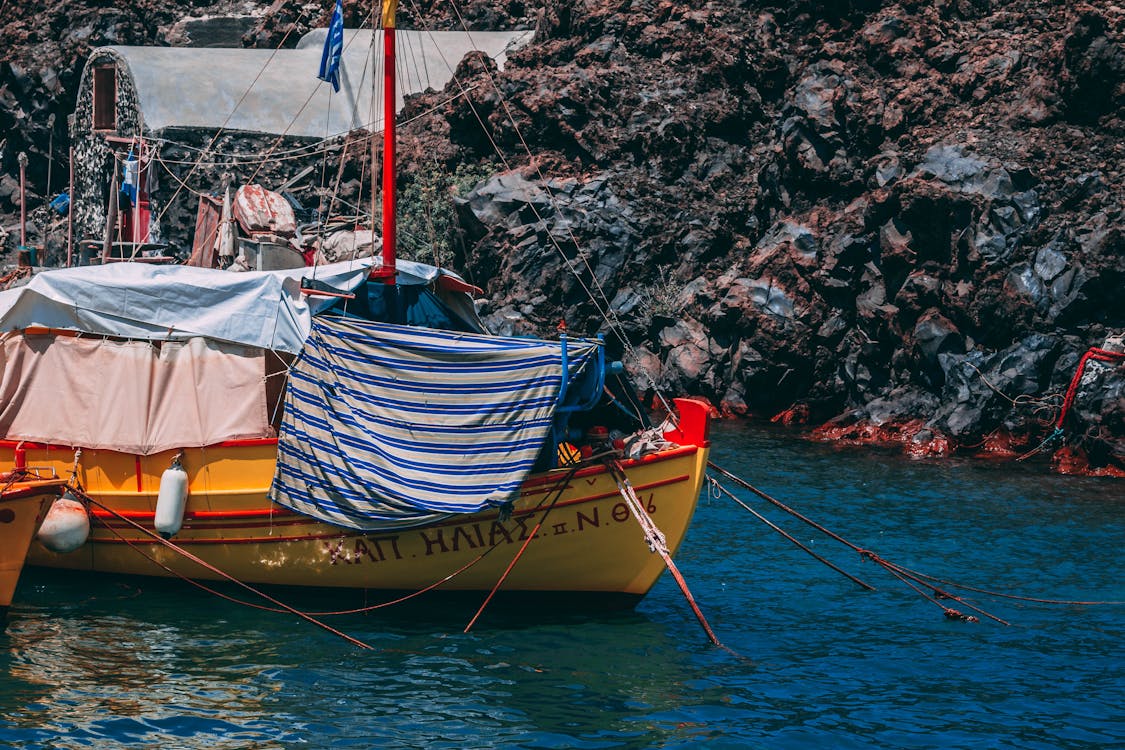 Perahu Kuning Dan Merah Di Perairan