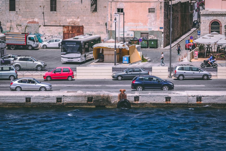 Oglinzi auto contrafăcute din China, descoperite de Garda de Coastă în portul Constanța! Află detalii despre investigarea containerului suspect.