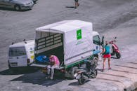 城市街道的快照中，车辆停放着，人们从事着各种活动