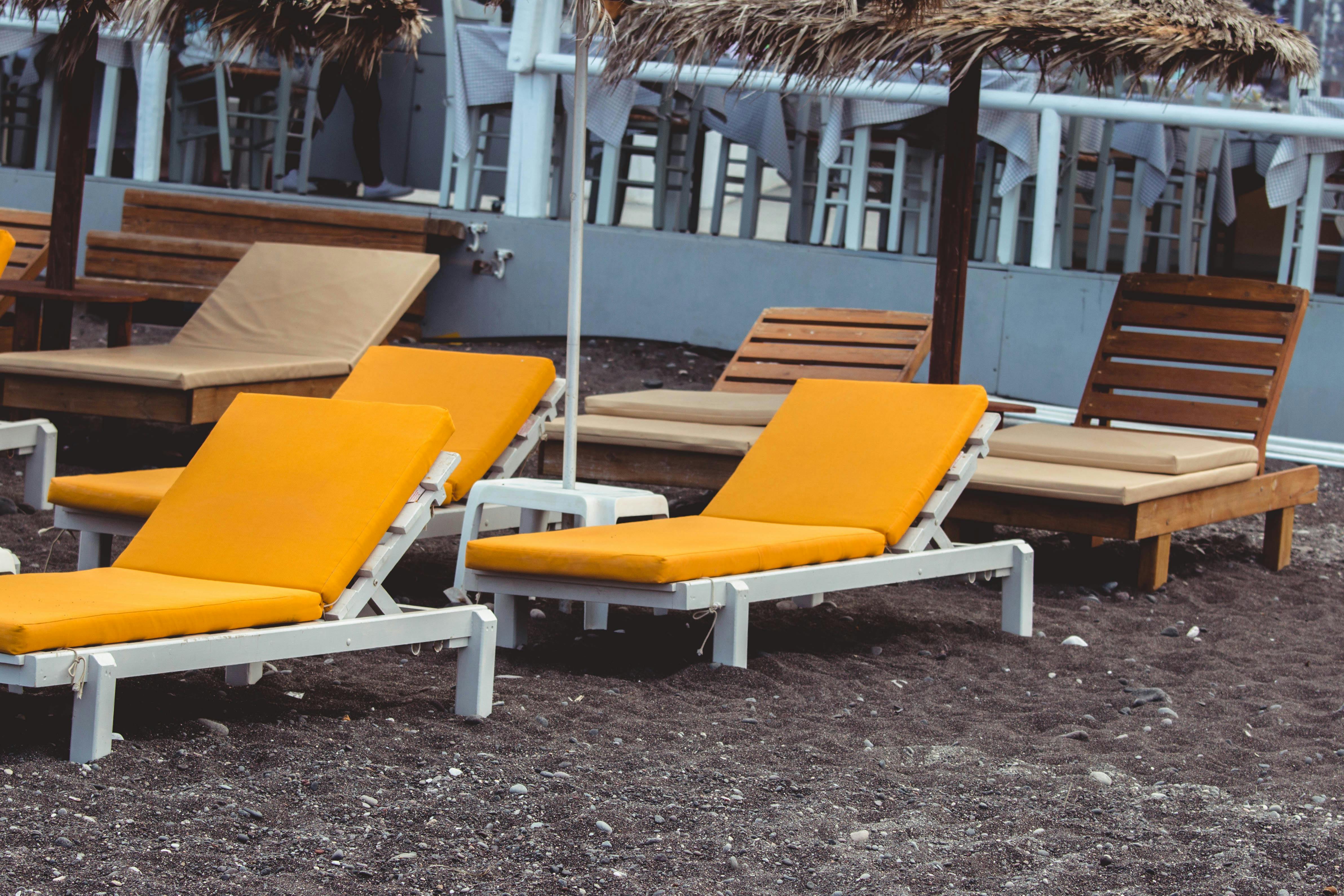 Kostenloses Foto zum Thema: liegestühle, strandstuhl