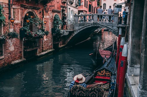 Foto Di Man Riding Canoe