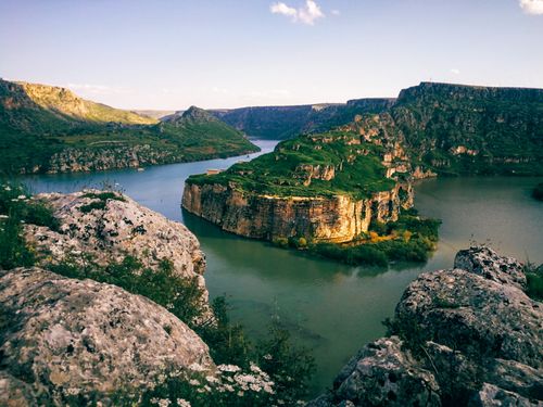 Free A breathtaking view of a lush green island surrounded by a river in a canyon landscape, perfect for nature lovers. Stock Photo