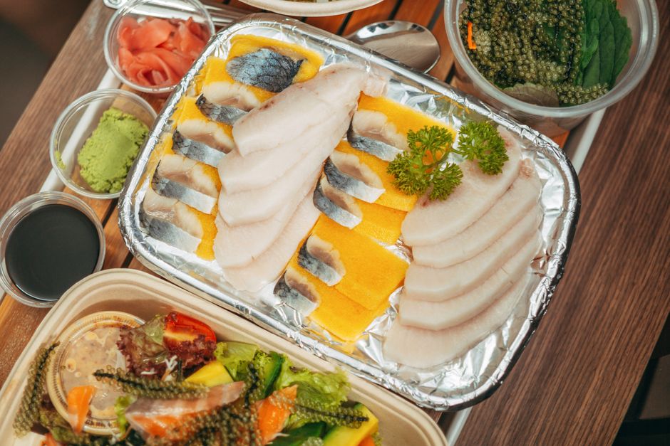冷凍弁当のサイズを測っているイメージ