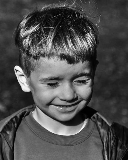Darmowe zdjęcie z galerii z chłopak, czarno-biały, monochromatyczny