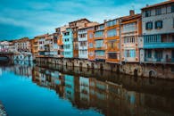 法国卡斯特尔河上倒映着五颜六色的房子，是完美的旅行和建筑主题