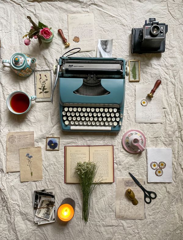 Vintage typewriter and retro camera flat lay — photo by Nur Yilmaz on Pexels