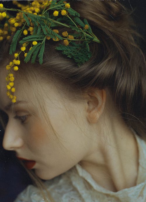 Darmowe zdjęcie z galerii z głowa, kobieta, kwiaty we włosach