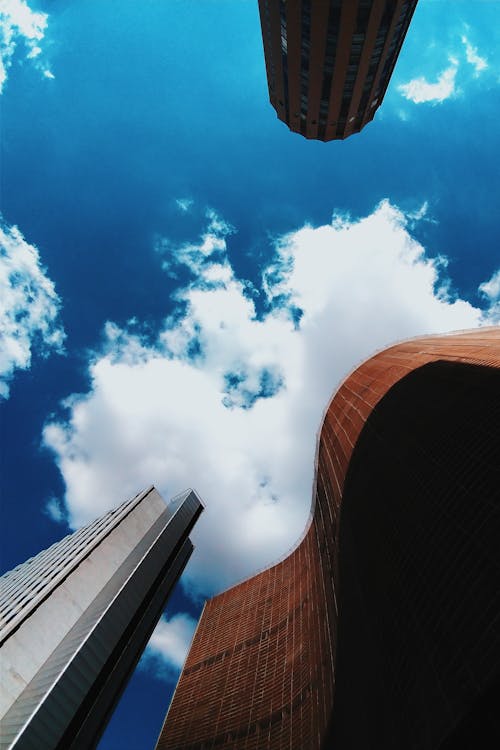 Construções De Concreto Marrom E Branco Sob O Céu Azul