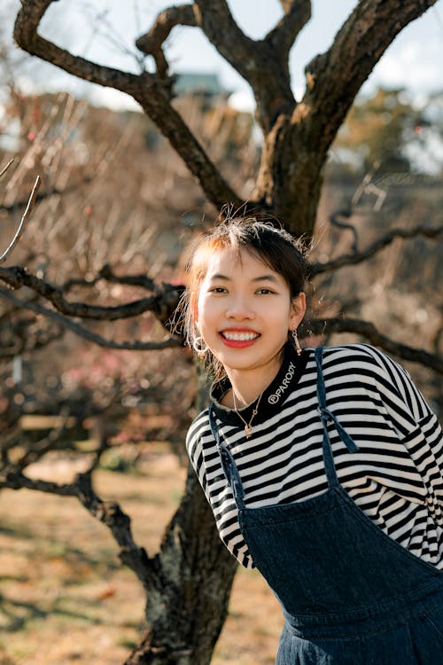 Gratis arkivbilde med asiatisk kvinne, denim genser, smile