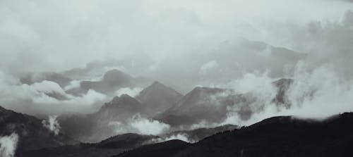 Darmowe zdjęcie z galerii z chmury, czarno-biały, góry