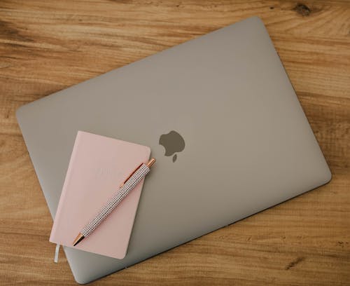Gratis lagerfoto af æble, bærbar computer, macbook Lagerfoto