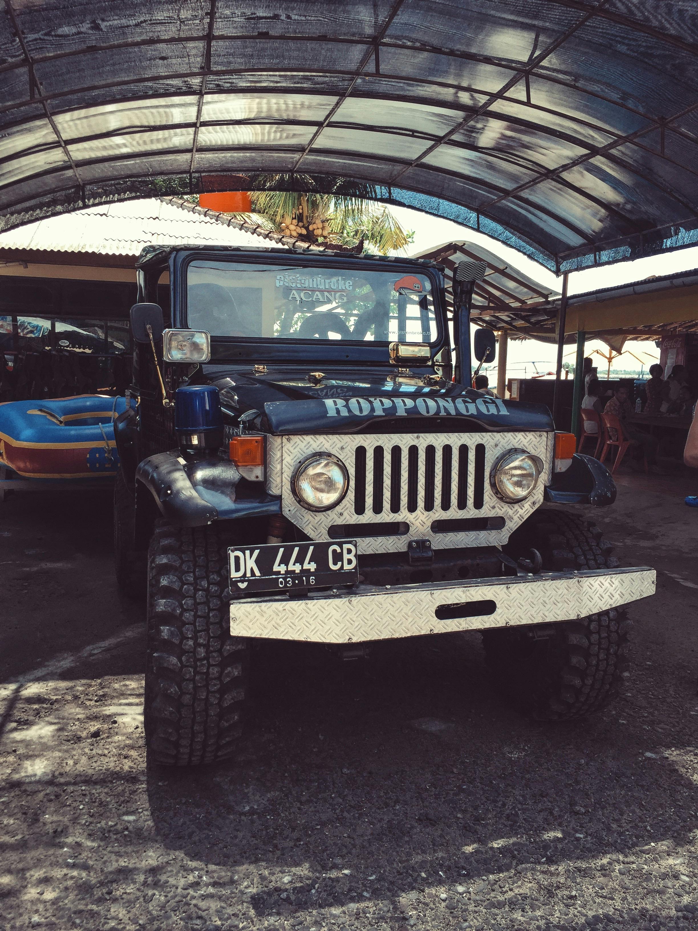 Gratis Vista Frontale Di Un Veicolo 4x4 Foto a disposizione