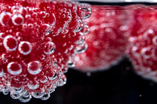 充满活力的红色水果特写镜头，水中泛起水合气泡，带来新鲜多汁的视觉感受