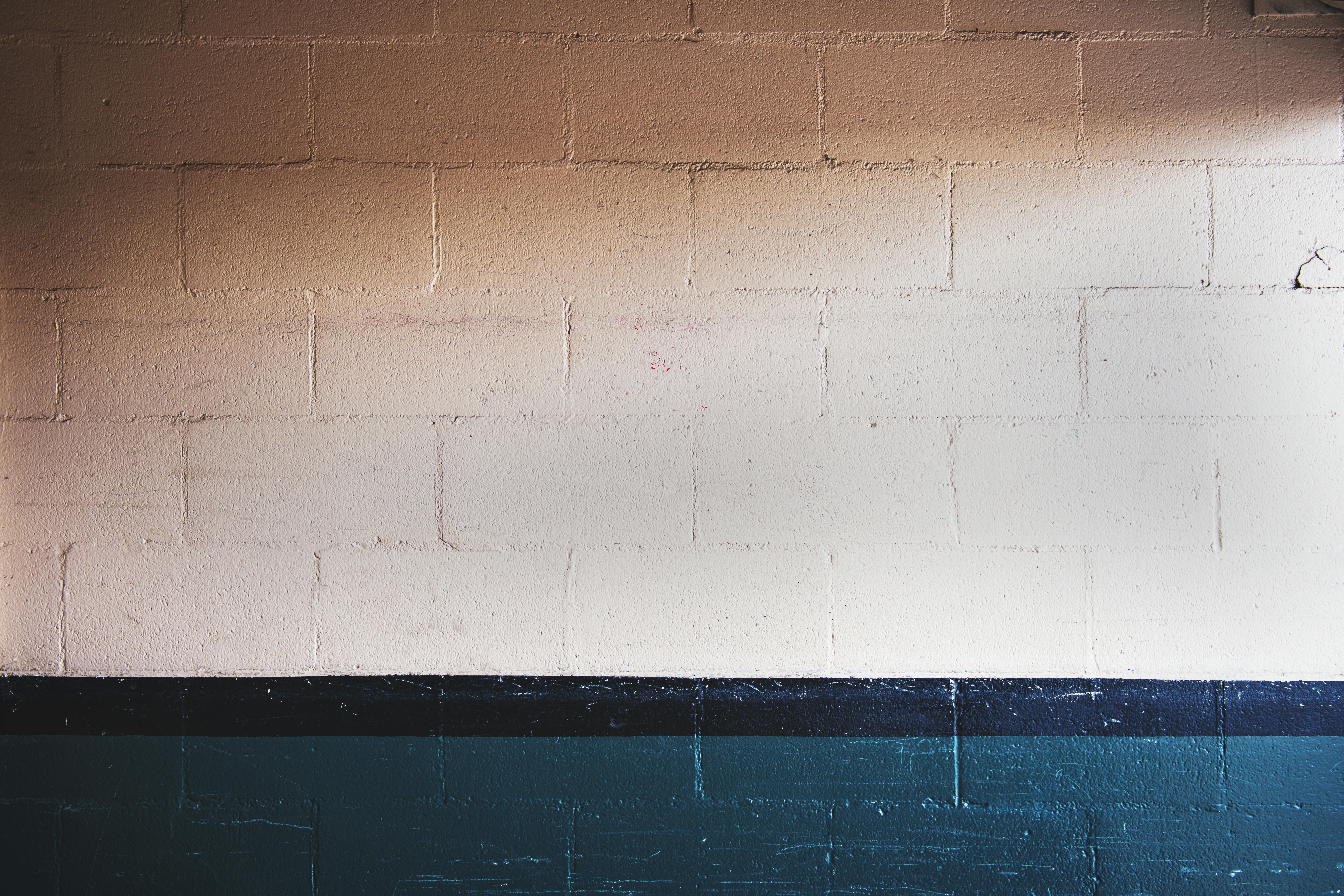 特写镜头中，砖墙的纹理与条纹图案，构成了完美的城市背景