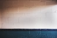 特写镜头中，砖墙的纹理与条纹图案，构成了完美的城市背景