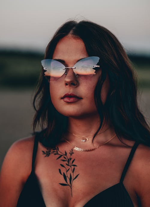 Free Portrait of a Woman in Sunglasses Stock Photo
