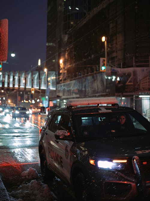 Foto profissional grátis de carro da polícia, carros em movimento, centro da cidade