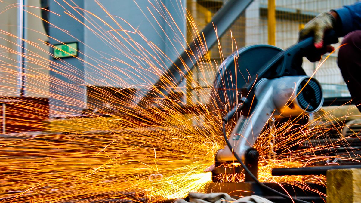 Κοπή μετάλλου με γωνιακό τροχό και σπίθες