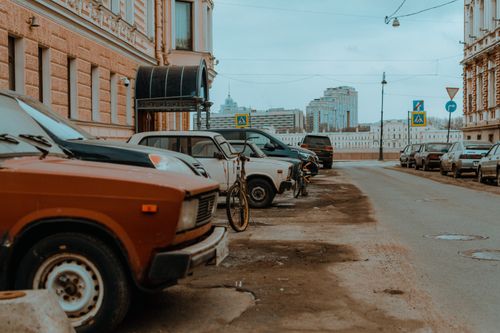 Free Old cars parked along a street in St Petersburg, Russia, capturing a vintage urban scene. Stock Photo