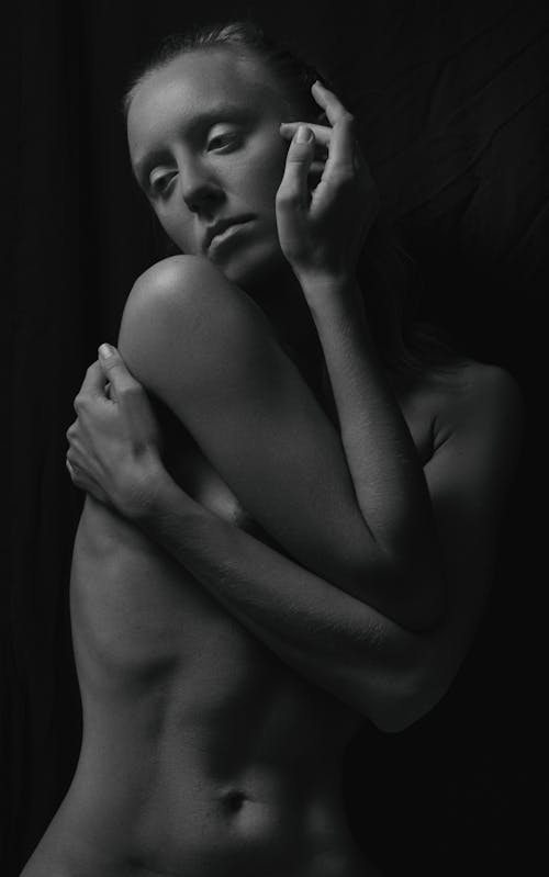 Darmowe zdjęcie z galerii z cielisty, czarno-biały, kobieta