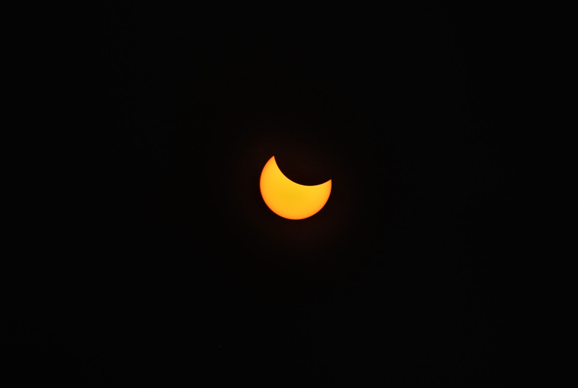Proyección por estenopeico utilizada para observar un eclipse solar de forma segura