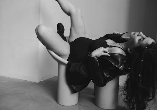 Darmowe zdjęcie z galerii z czarno-biały, kobieta, model