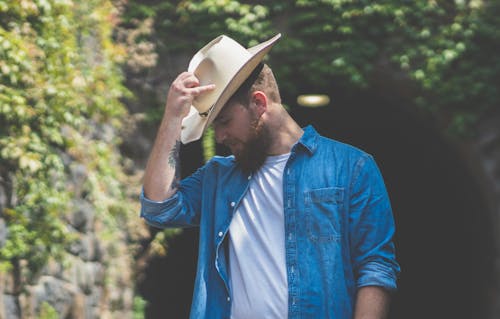 Бесплатное стоковое фото с Борода, джинсовая рубашка, ковбойская шляпа