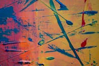 这是一幅色彩缤纷、充满活力的抽象丙烯画特写，笔触富有纹理
