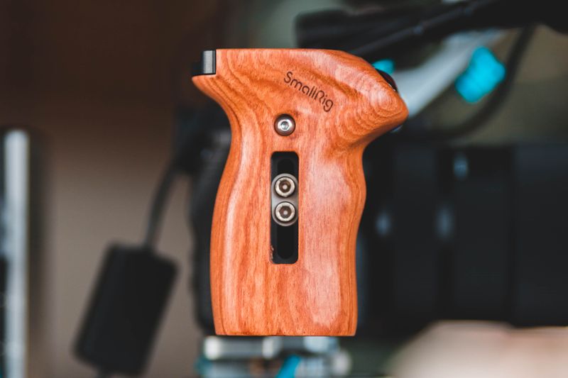 4. SmallRig AD-01 Heavy-Duty Fluid Head Tripod