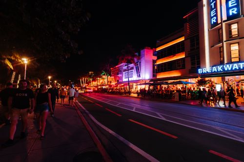 Free Explore the vibrant nightlife with neon lights and crowded streets on Miami's famous Ocean Drive. Stock Photo