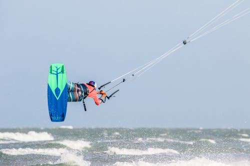 Darmowe zdjęcie z galerii z czyste niebo, deska surfingowa, kitesurfing