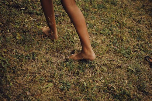 ayaklar, çekilmiş, çıplak ayak içeren Ücretsiz stok fotoğraf