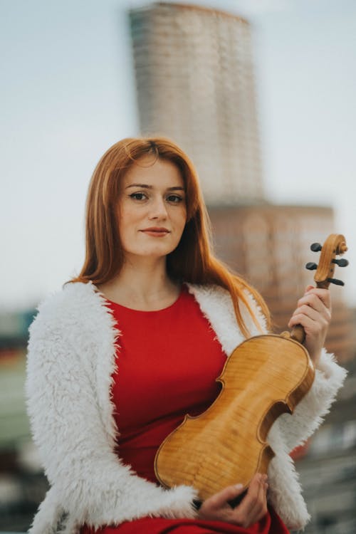 Foto profissional grátis de instrumento musical, mulher, musicista