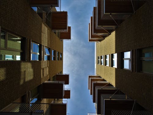 Вид снизу на бежевые бетонные здания