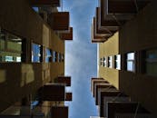 俯瞰两座具有引人注目建筑设计的现代建筑之间