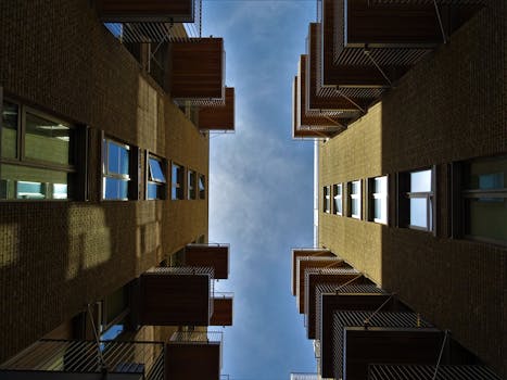 俯瞰两座具有引人注目建筑设计的现代建筑之间