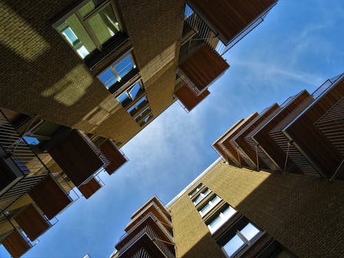 Фотография коричневых бетонных зданий под низким углом
