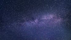 这张令人惊叹的银河系照片拍摄于晴朗的夜空，展现了宇宙的美丽