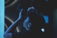 摄影师在黑暗的室内环境中拍摄的侧面图