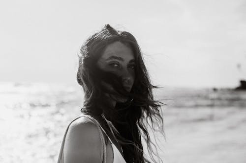 Бесплатное стоковое фото с beach waves, beautiful girl, black amp white