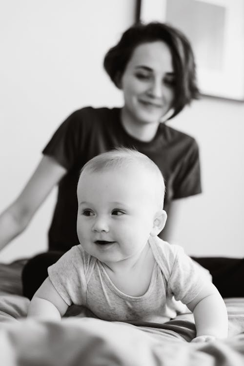 Základová fotografie zdarma na téma černobílý, dítě, matka