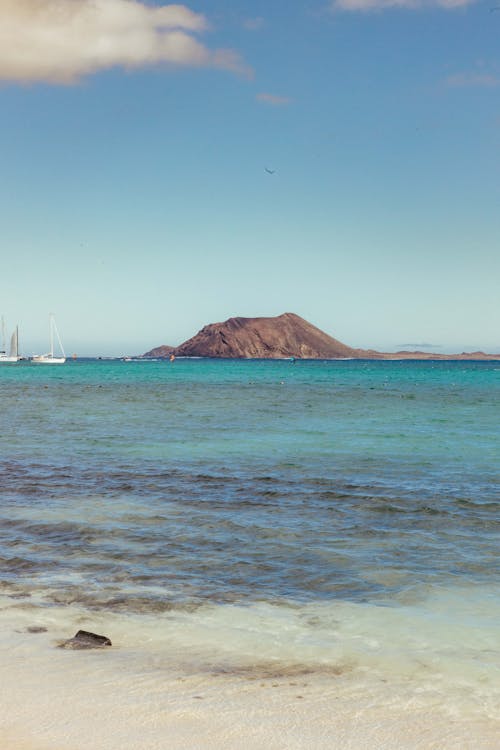 Fotos de stock gratuitas de barca, cielo azul, isla