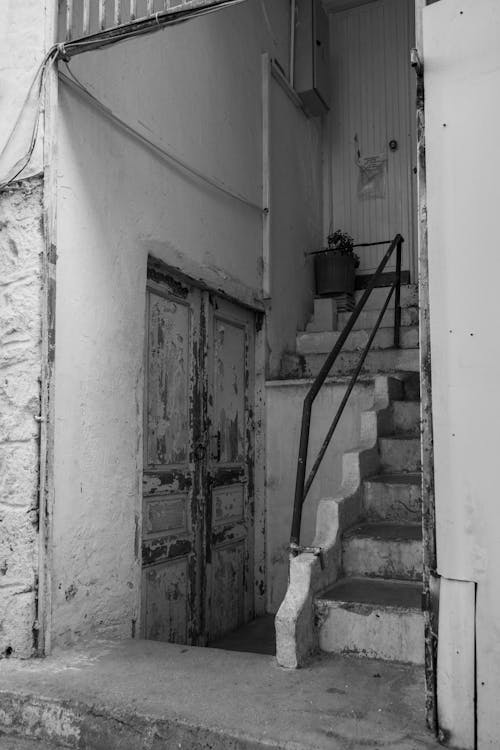 Základová fotografie zdarma na téma betonové schodiště, budova, černobílý