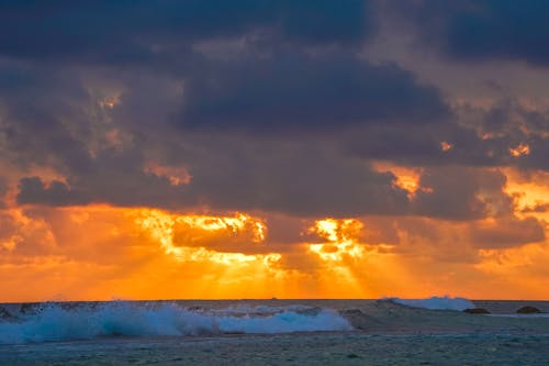 Gratis stockfoto met bewolkte lucht, dageraad, golven