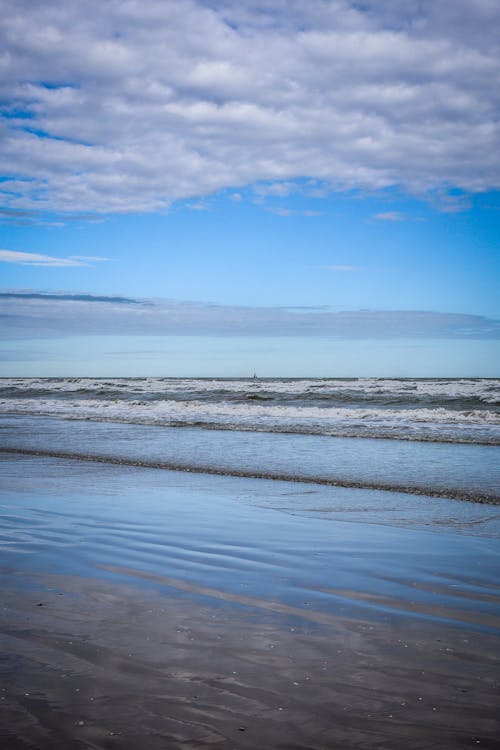 Foto profissional grátis de água, céu azul, litoral