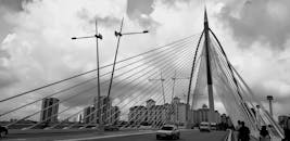 黑白拍摄的布特拉贾亚标志性斯里瓦瓦桑大桥，展示了现代建筑设计