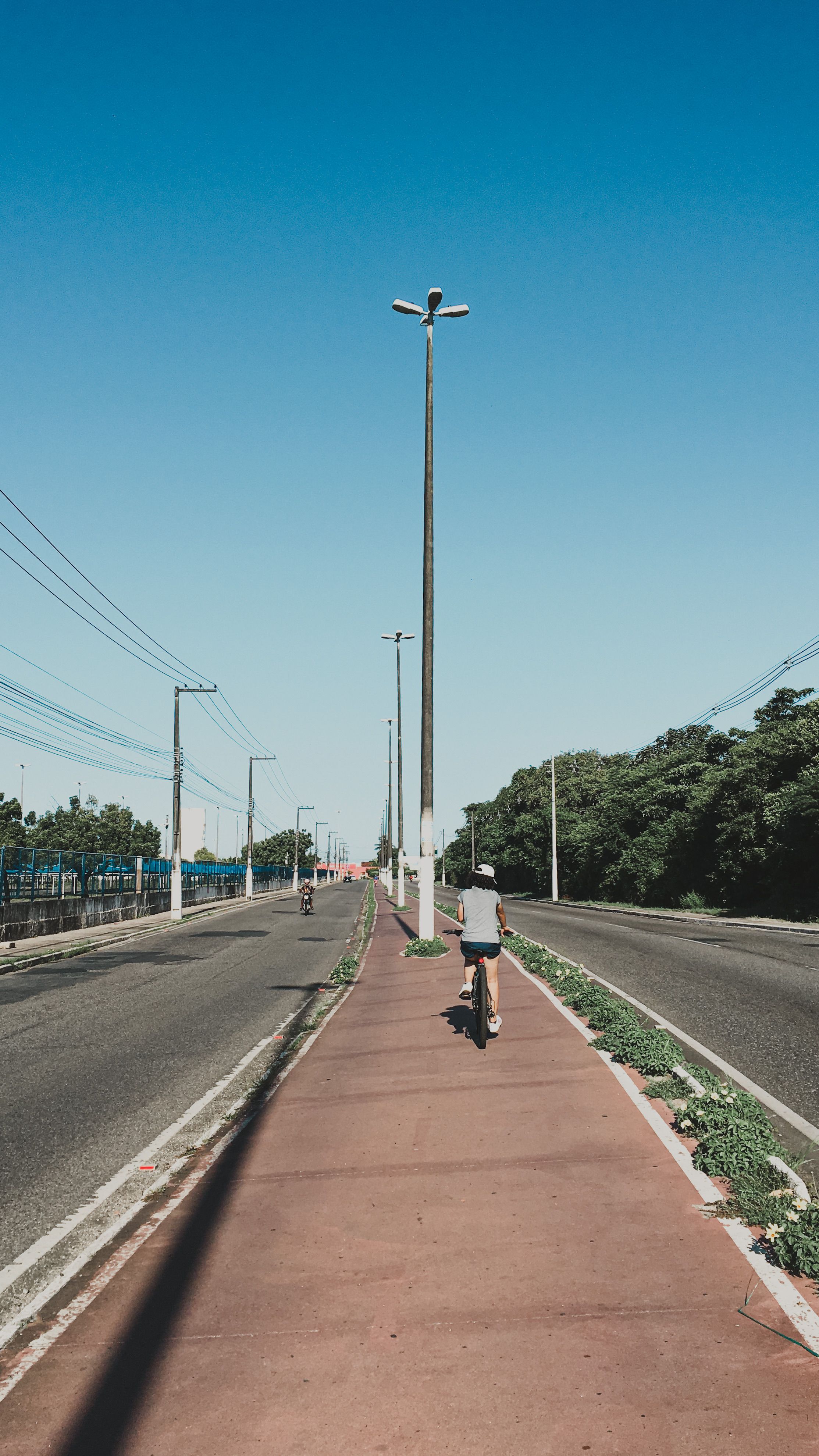 Ciclofaixa para autopropelidos estreia com dúvidas e fiscalização na orla do Rio