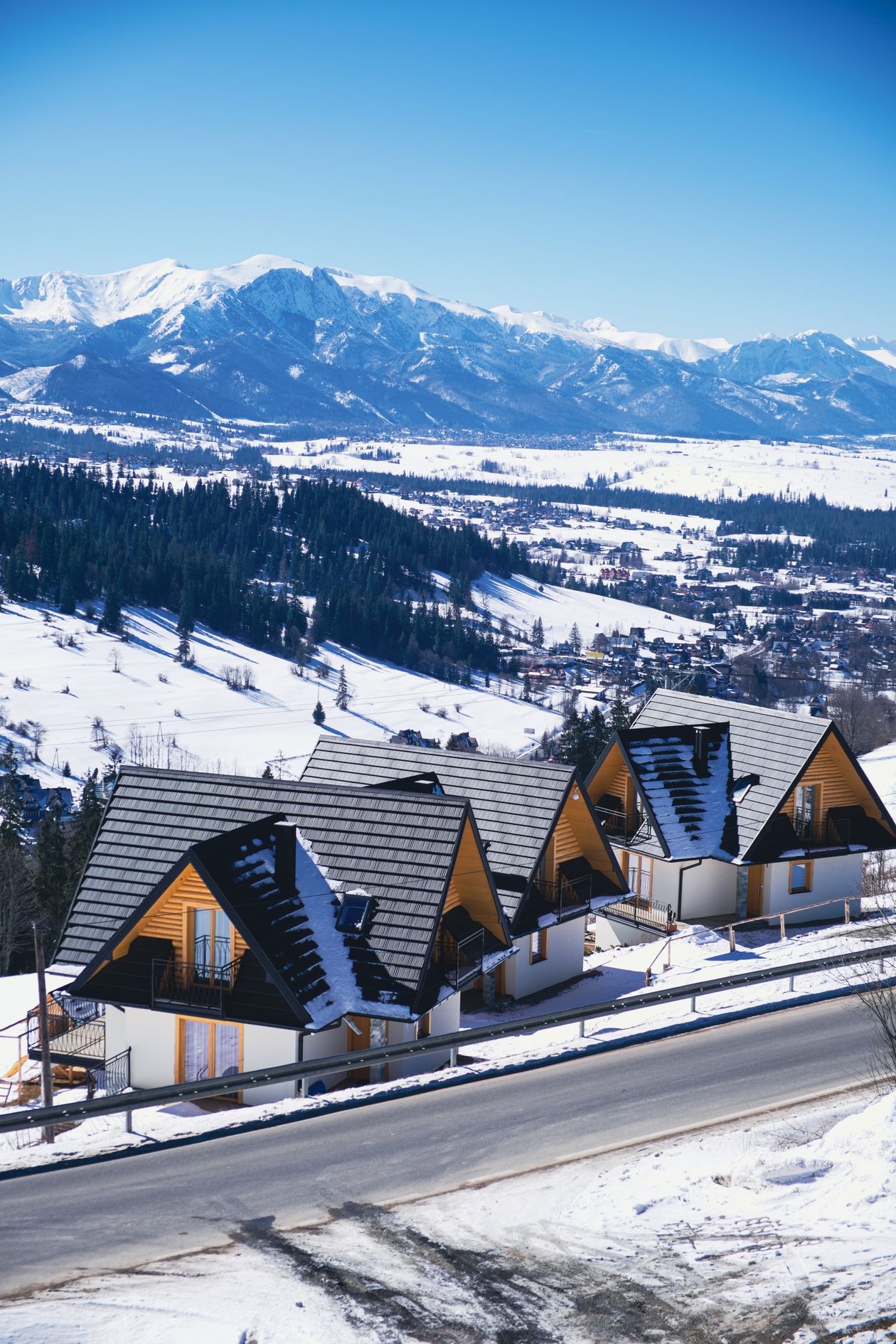 Cazare în Zakopane: vile din Bukowina Tatrzańska iarna, cu Tatrele în spate