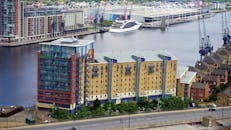 泰晤士河沿岸的当代建筑风景优美，有一艘船停靠在岸边